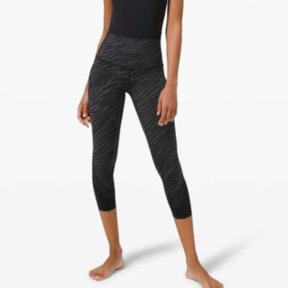New Lululemon Wunder Under High Rise Crop 23" Scallop Full-On Luxtreme Size 6